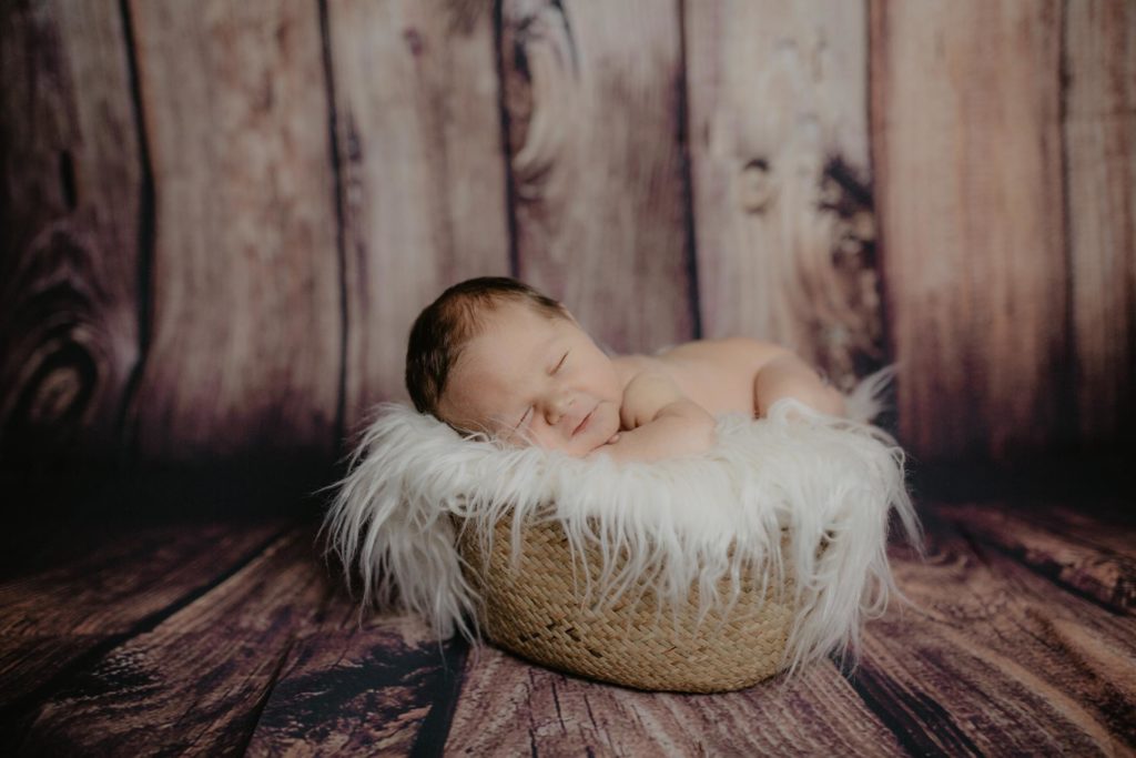 Baby und der alte Chevy Van // Das etwas andere Newborn-Shooting