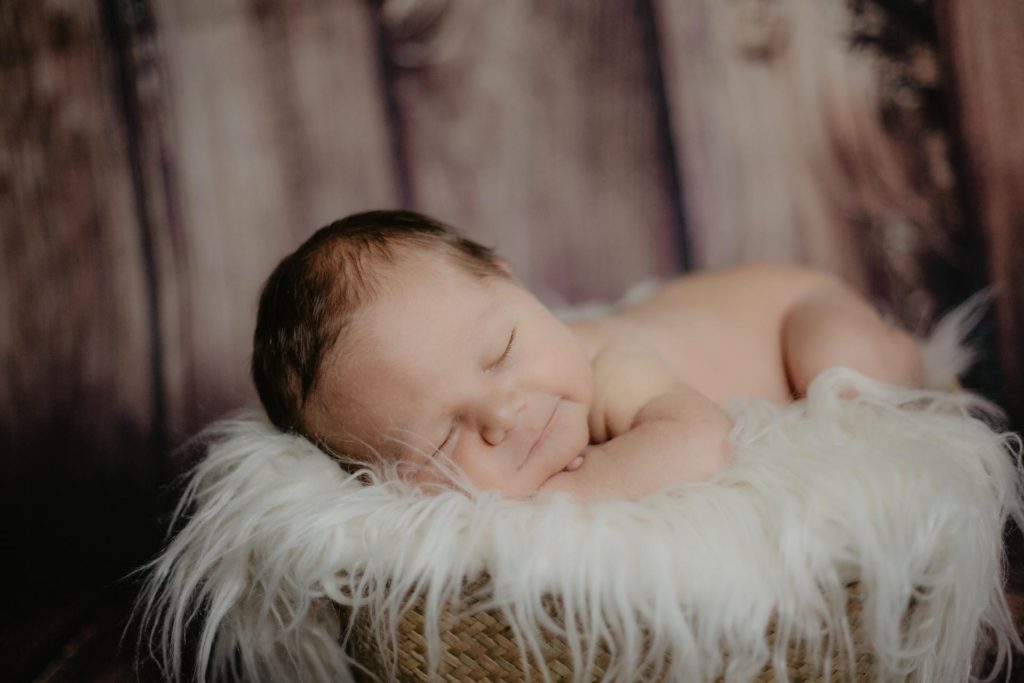 Baby und der alte Chevy Van // Das etwas andere Newborn-Shooting