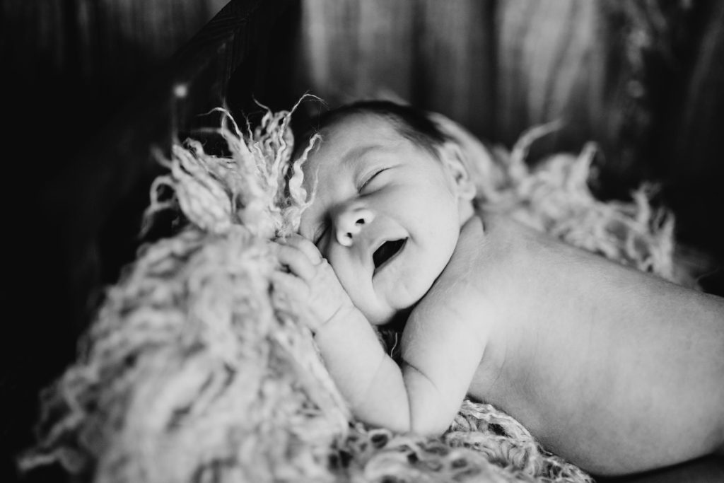 Baby und der alte Chevy Van // Das etwas andere Newborn-Shooting