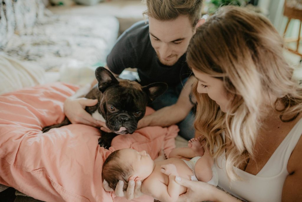 Baby und der alte Chevy Van // Das etwas andere Newborn-Shooting