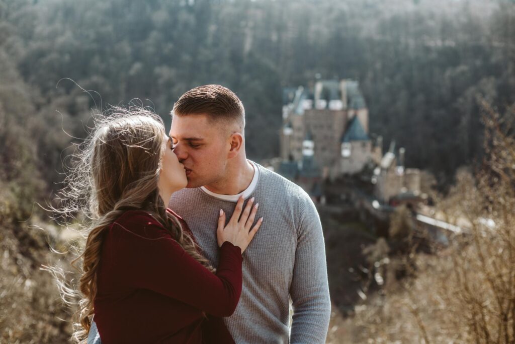 Aus einem Fotoshooting wird ein Heiratsantrag // Burg Eltz