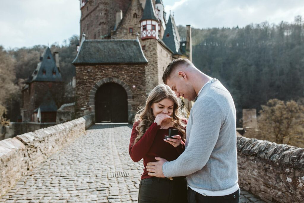 Aus einem Fotoshooting wird ein Heiratsantrag // Burg Eltz