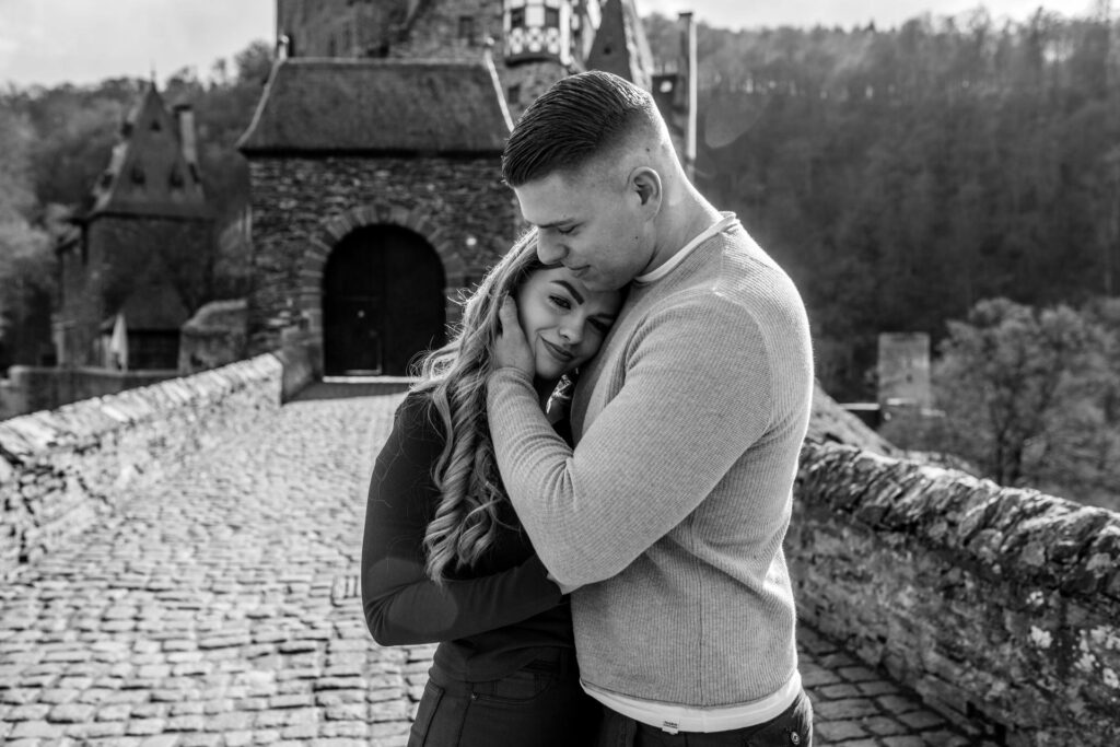 Aus einem Fotoshooting wird ein Heiratsantrag // Burg Eltz