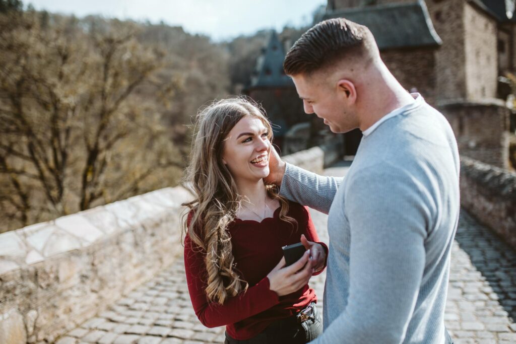 Aus einem Fotoshooting wird ein Heiratsantrag // Burg Eltz