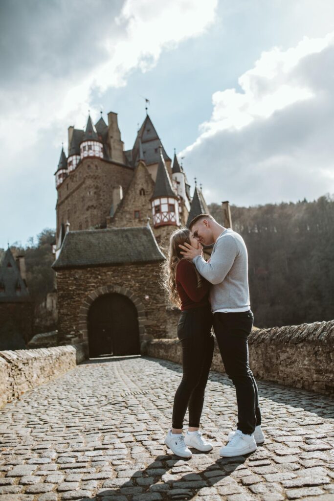 Aus einem Fotoshooting wird ein Heiratsantrag // Burg Eltz