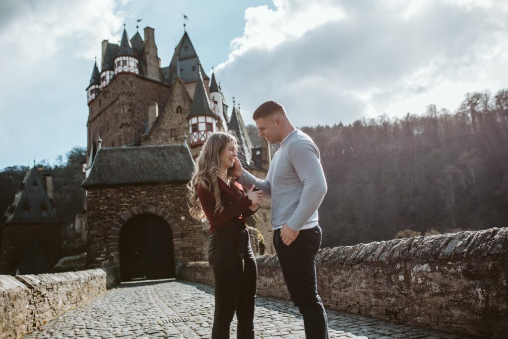 Aus einem Fotoshooting wird ein Heiratsantrag // Burg Eltz