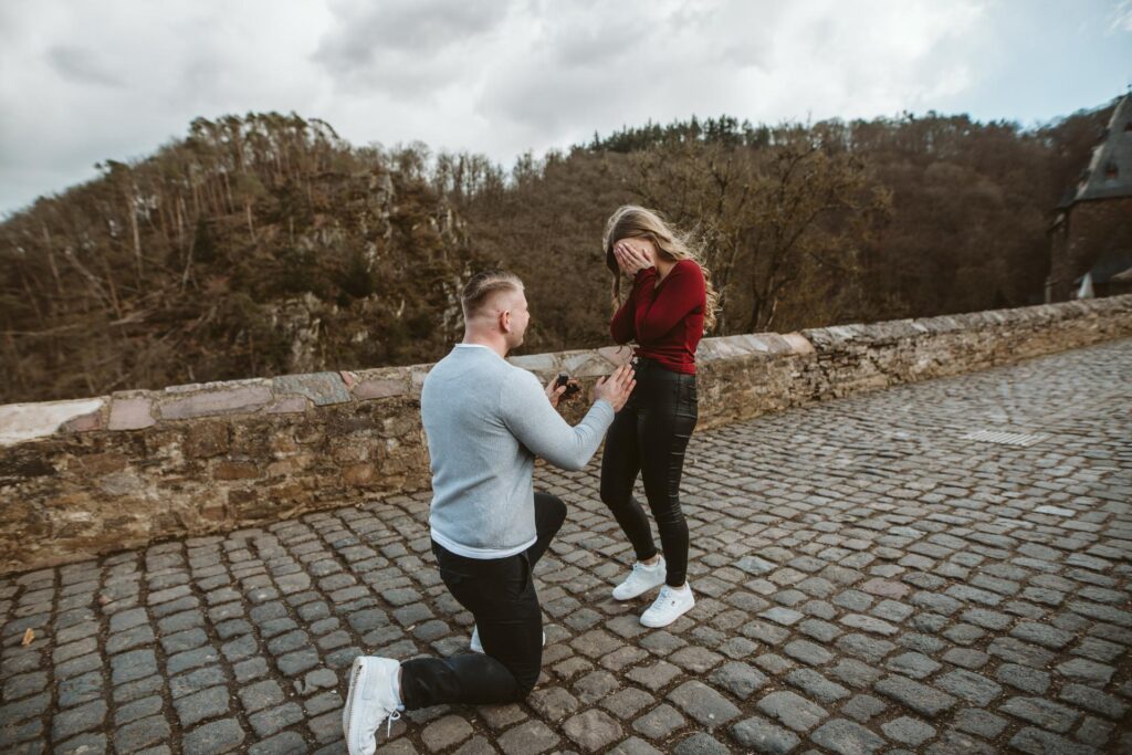 Aus einem Fotoshooting wird ein Heiratsantrag // Burg Eltz