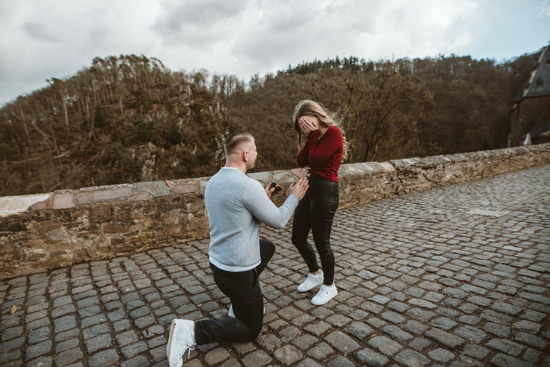 Aus einem Fotoshooting wird ein Heiratsantrag // Burg Eltz