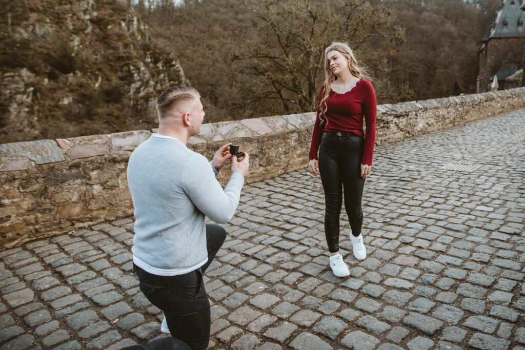 Aus einem Fotoshooting wird ein Heiratsantrag // Burg Eltz