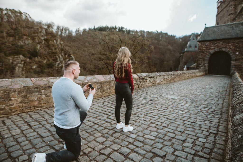 Aus einem Fotoshooting wird ein Heiratsantrag // Burg Eltz