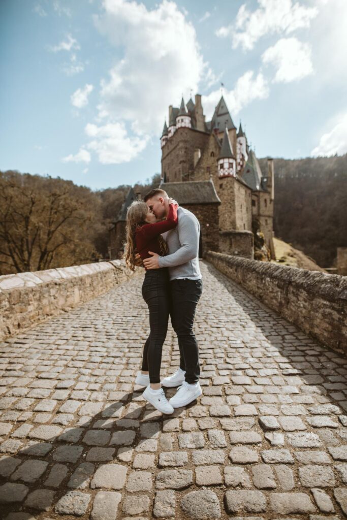 Aus einem Fotoshooting wird ein Heiratsantrag // Burg Eltz