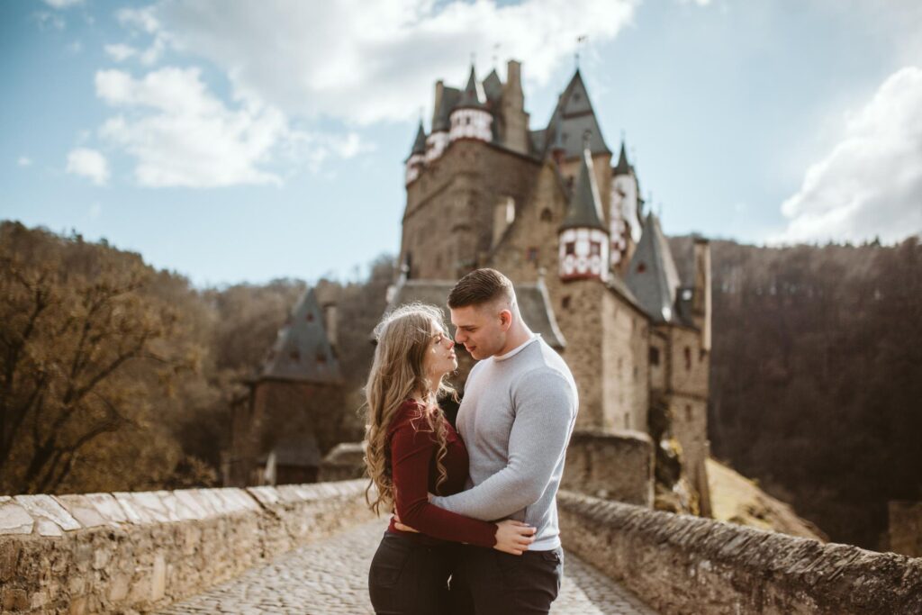 Aus einem Fotoshooting wird ein Heiratsantrag // Burg Eltz