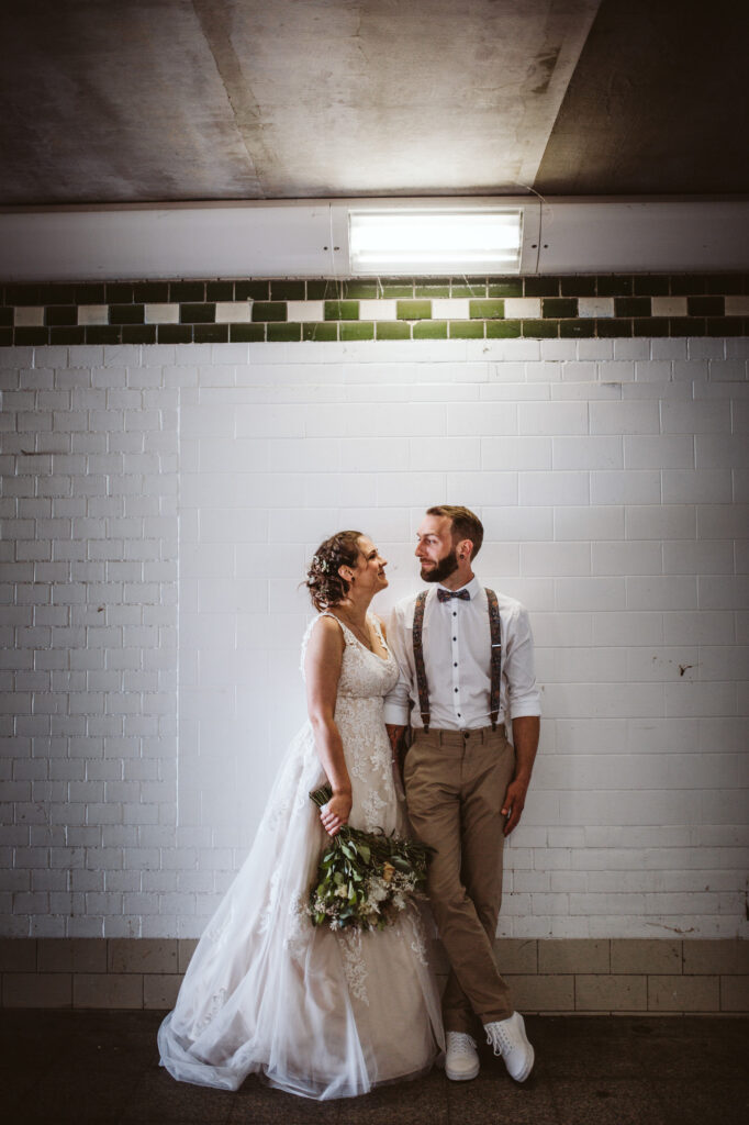Standesamtliche Hochzeit in Viersen // Paarshooting am Bahnhof Viersen