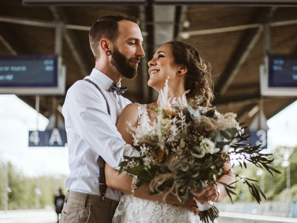 Standesamtliche Hochzeit in Viersen // Paarshooting am Bahnhof Viersen