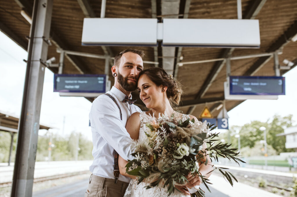 Standesamtliche Hochzeit in Viersen // Paarshooting am Bahnhof Viersen