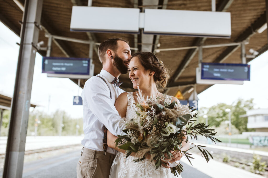 Standesamtliche Hochzeit in Viersen // Paarshooting am Bahnhof Viersen