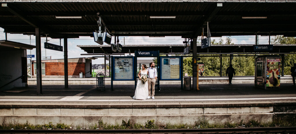 Standesamtliche Hochzeit in Viersen // Paarshooting am Bahnhof Viersen