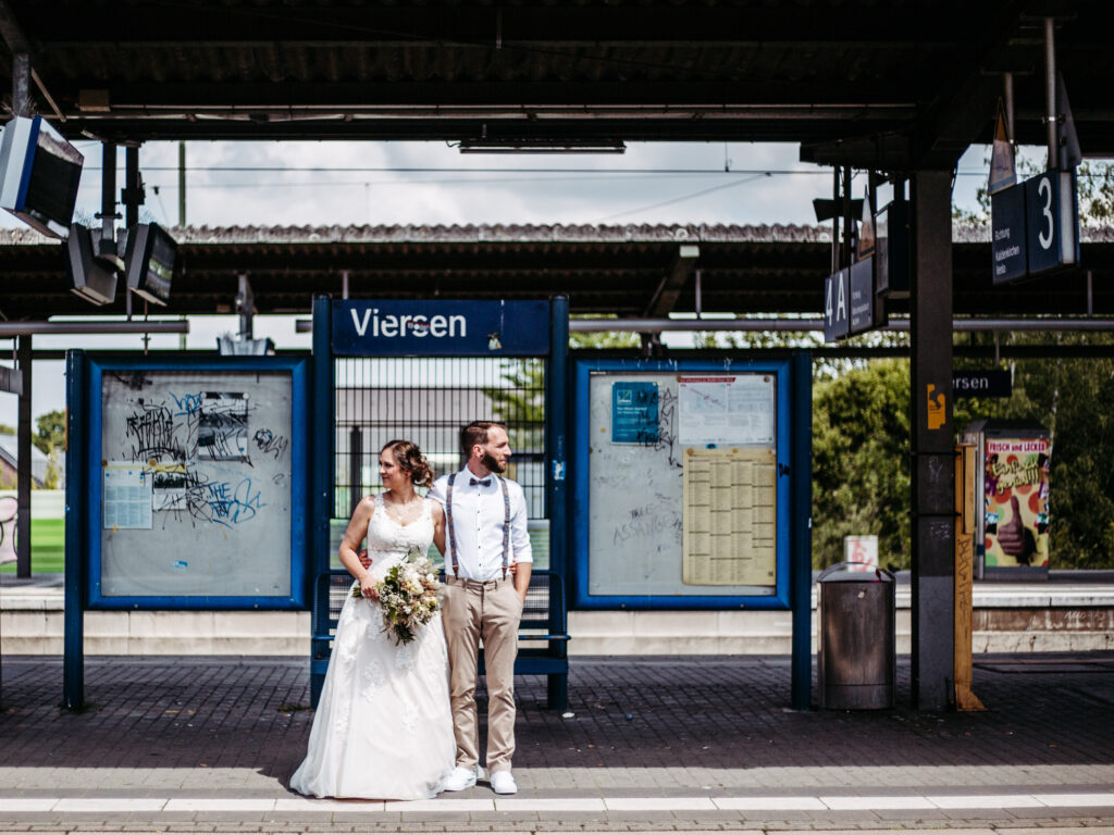 Standesamtliche Hochzeit in Viersen // Paarshooting am Bahnhof Viersen