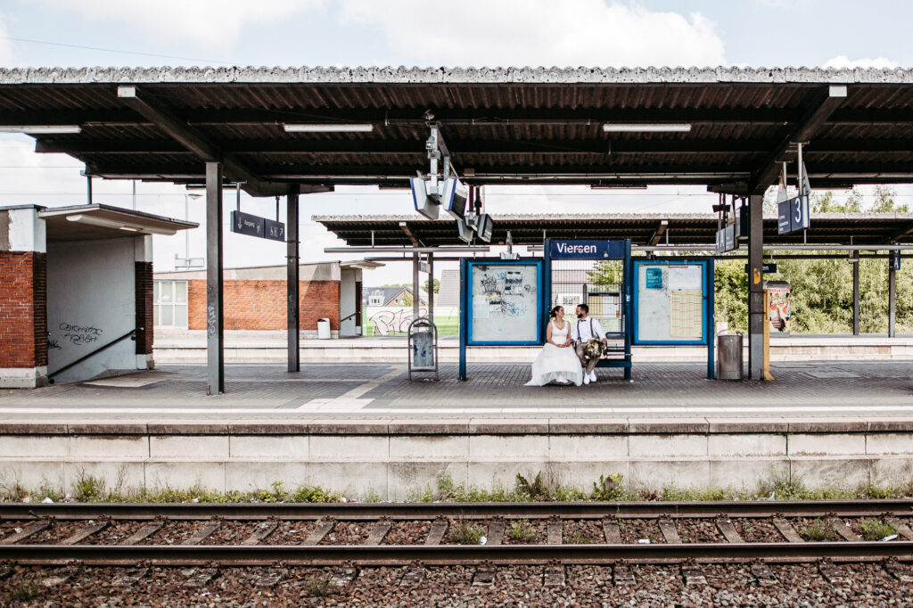 Standesamtliche Hochzeit in Viersen // Paarshooting am Bahnhof Viersen
