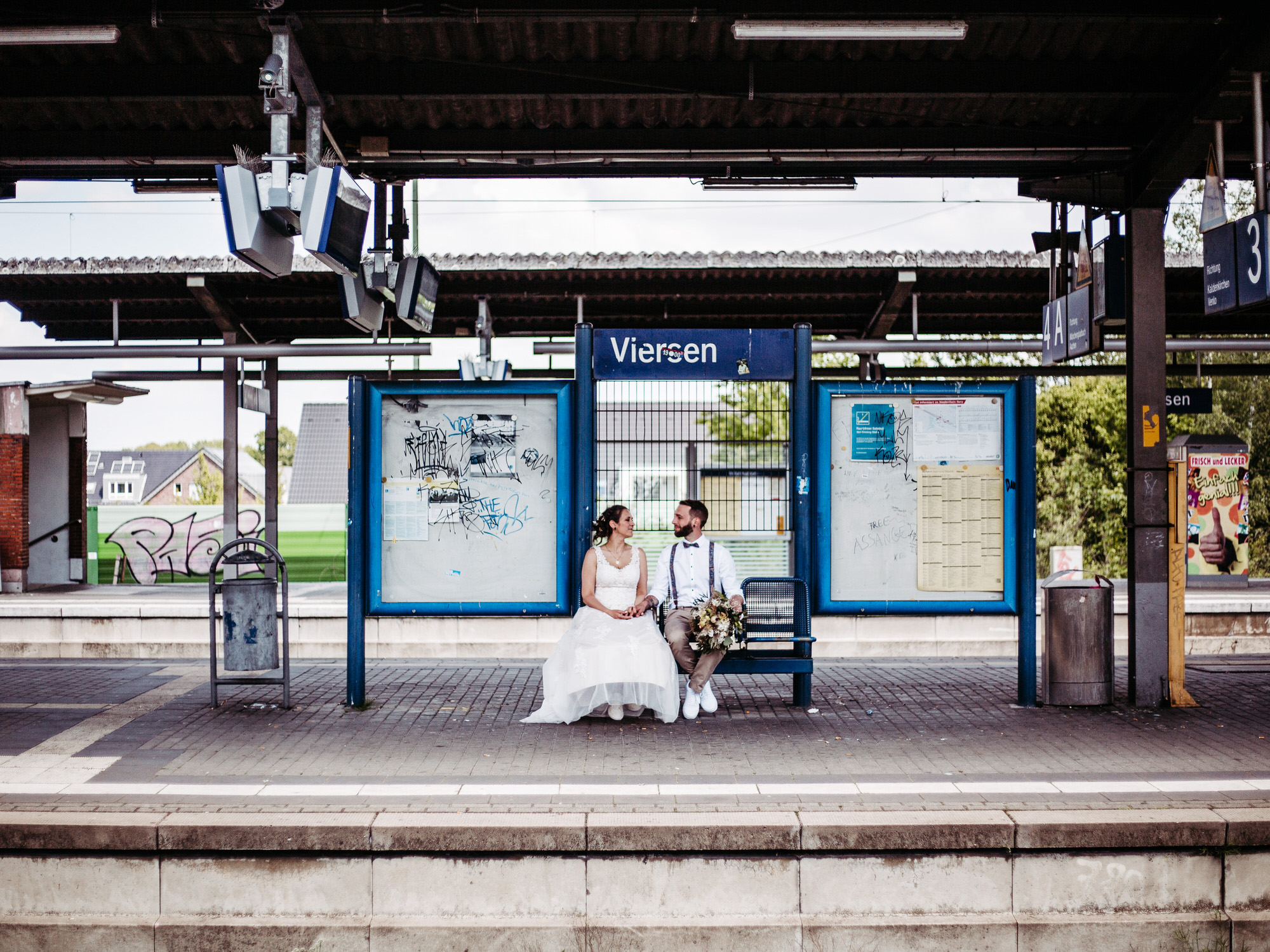 Standesamtliche Hochzeit in Viersen // Paarshooting am Bahnhof Viersen