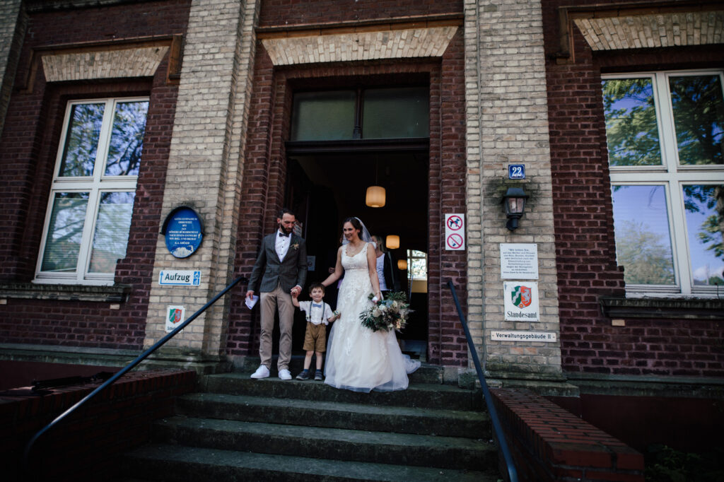Standesamtliche Hochzeit in Viersen // Paarshooting am Bahnhof Viersen