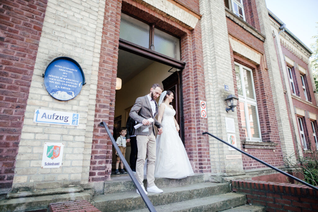 Standesamtliche Hochzeit in Viersen // Paarshooting am Bahnhof Viersen