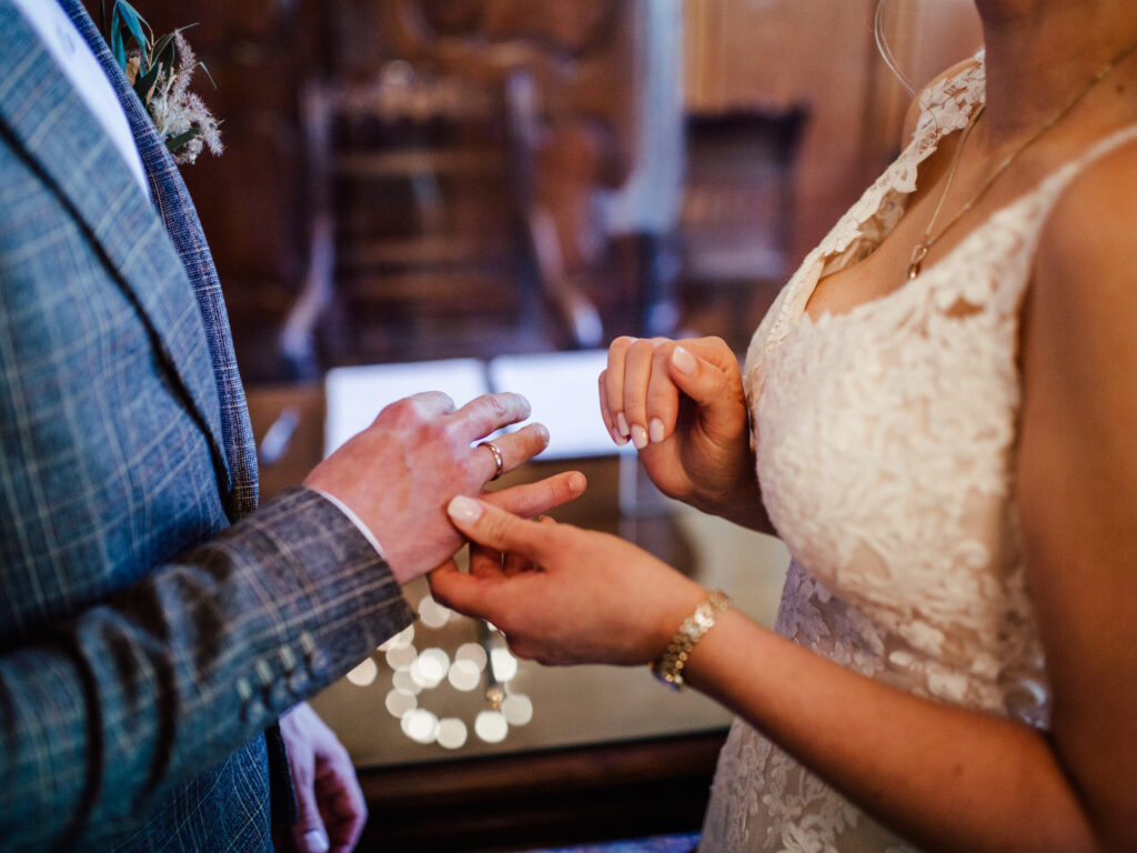 Standesamtliche Hochzeit in Viersen // Paarshooting am Bahnhof Viersen