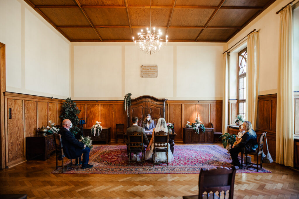 Standesamtliche Hochzeit in Viersen // Paarshooting am Bahnhof Viersen