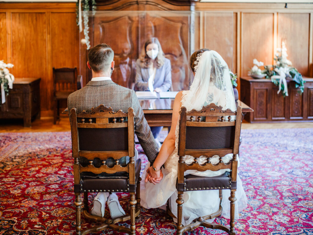 Standesamtliche Hochzeit in Viersen // Paarshooting am Bahnhof Viersen