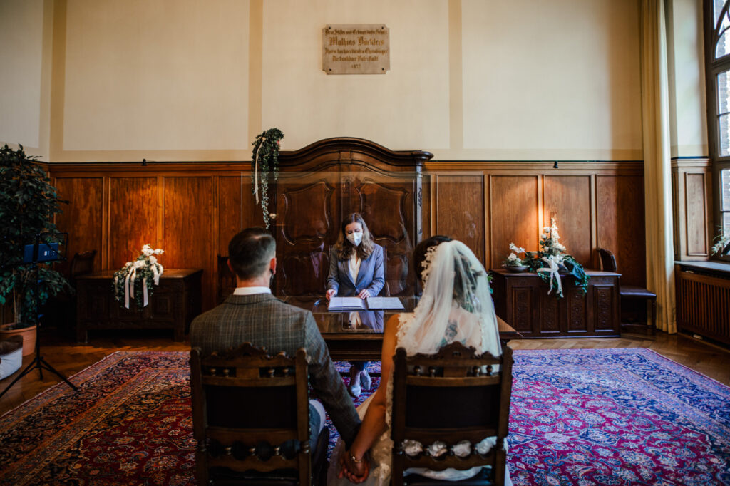 Standesamtliche Hochzeit in Viersen // Paarshooting am Bahnhof Viersen