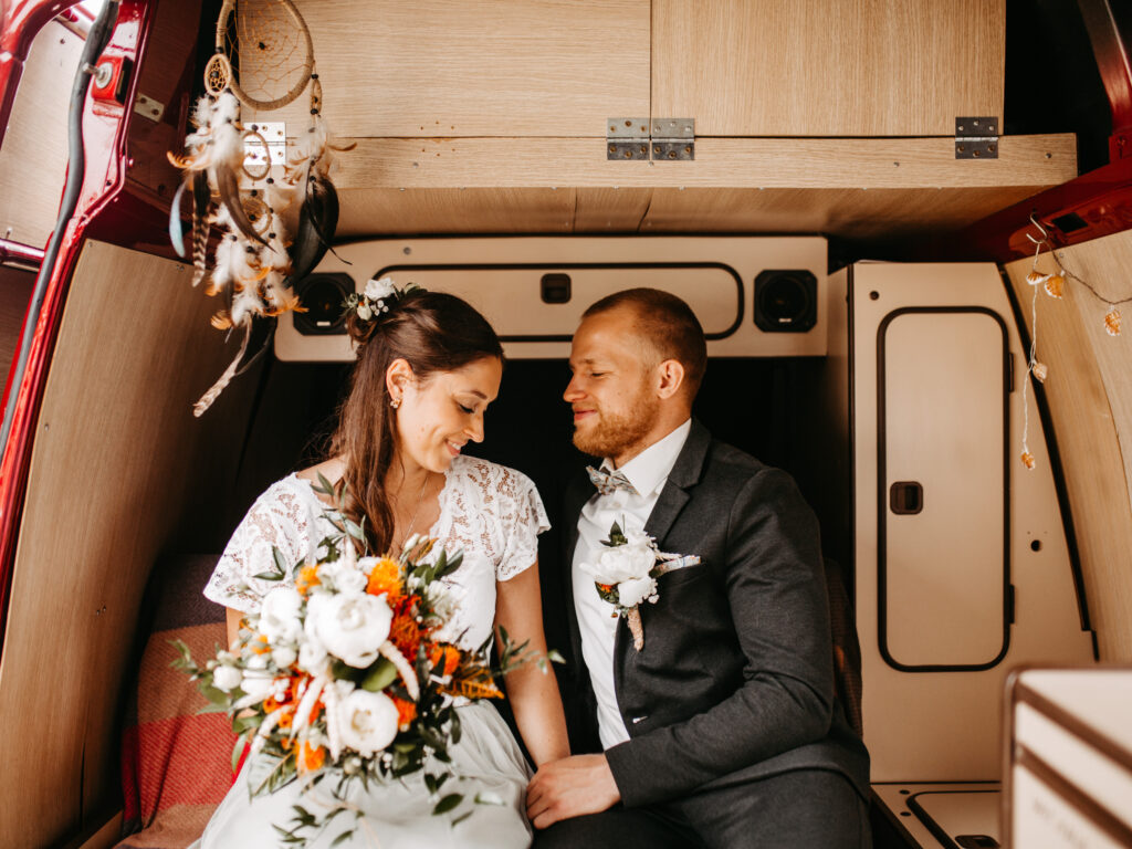 Brautpaarshooting in einem T2 Bulli // Windmühle Bergheim Oberaußem