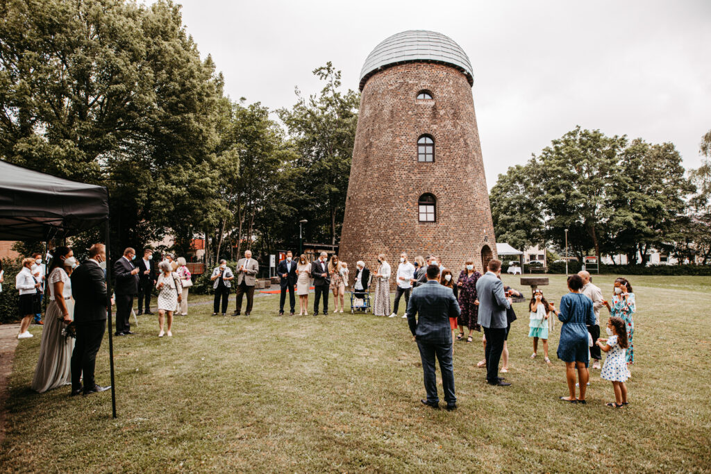 Brautpaarshooting in einem T3 Bulli // Windmühle Bergheim Oberaußem