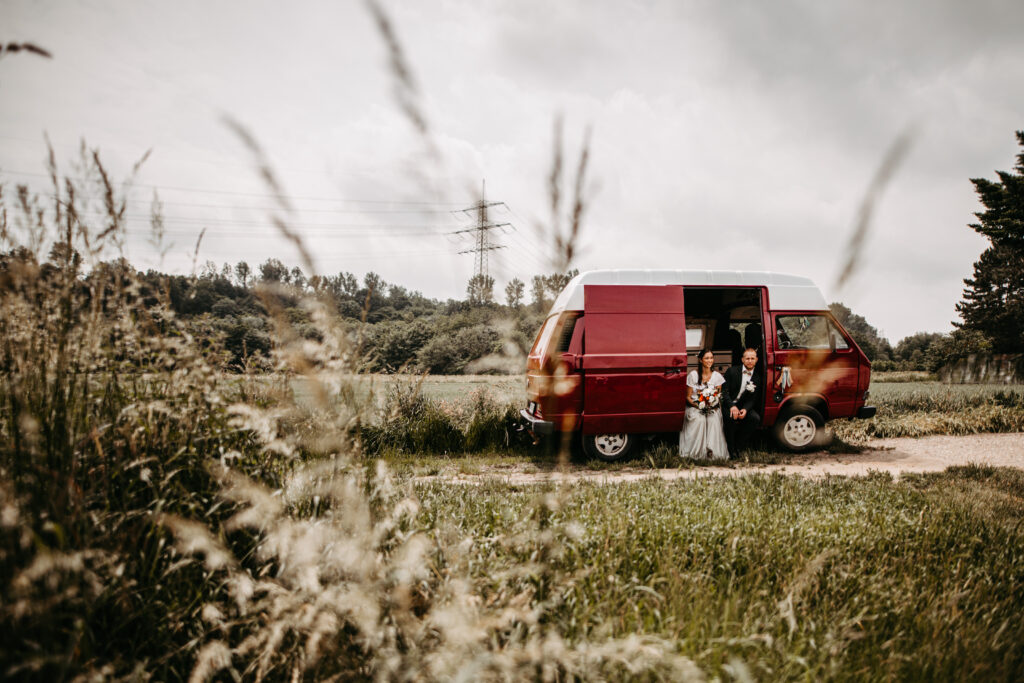 Brautpaarshooting in einem T3 Bulli // Windmühle Bergheim Oberaußem