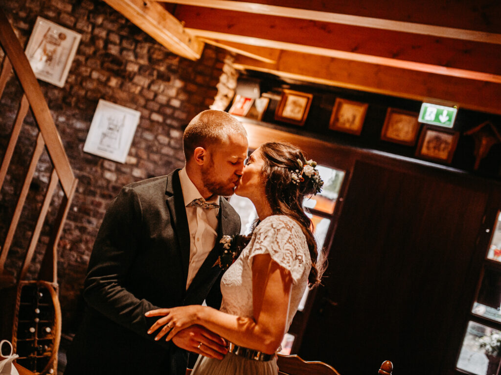 Brautpaarshooting in einem T3 Bulli // Windmühle Bergheim Oberaußem
