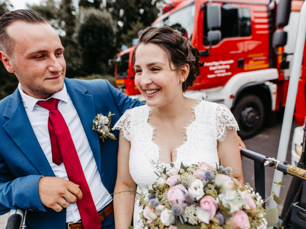 Standesamtliche Hochzeit im Schloss Bedburg mit der Bedburger freiwilligen Feuerwehr und den roten Husaren