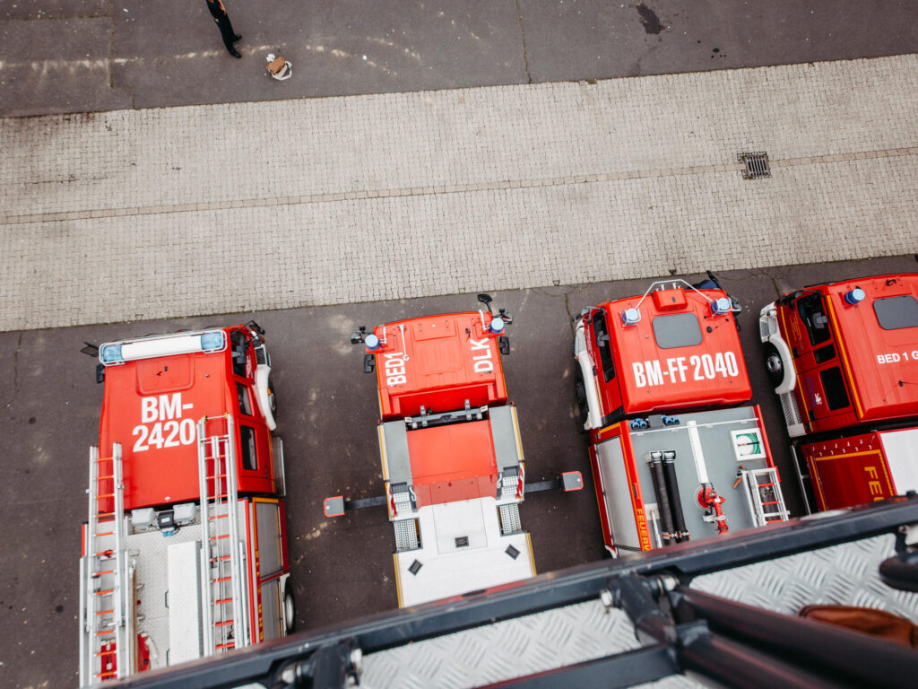 Standesamtliche Hochzeit im Schloss Bedburg mit der Bedburger freiwilligen Feuerwehr und den roten Husaren