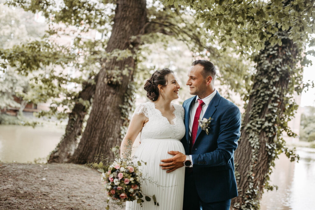 Standesamtliche Hochzeit im Schloss Bedburg mit der Bedburger freiwilligen Feuerwehr und den roten Husaren