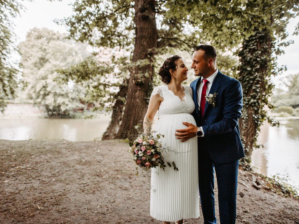 Standesamtliche Hochzeit im Schloss Bedburg mit der Bedburger freiwilligen Feuerwehr und den roten Husaren