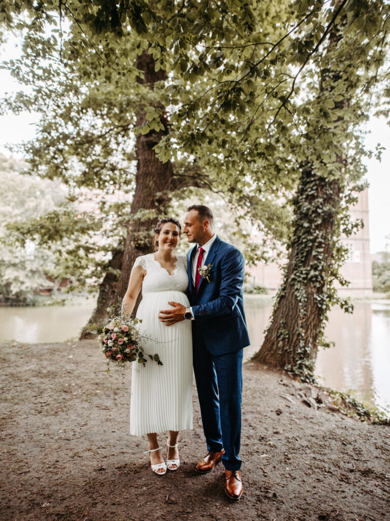 Standesamtliche Hochzeit im Schloss Bedburg mit der Bedburger freiwilligen Feuerwehr und den roten Husaren