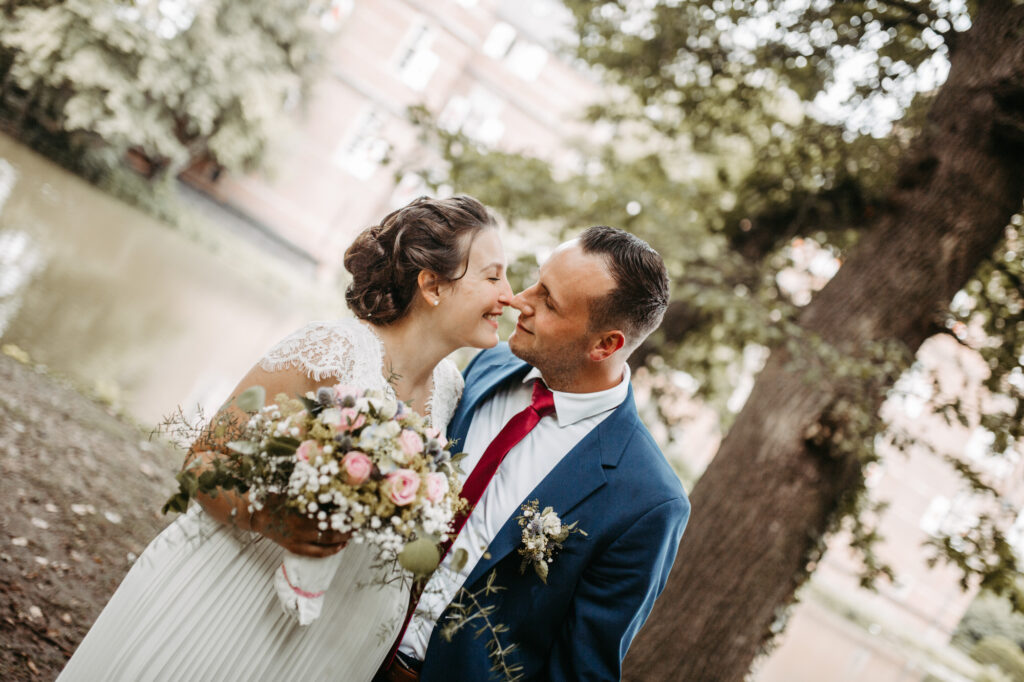 Standesamtliche Hochzeit im Schloss Bedburg mit der Bedburger freiwilligen Feuerwehr und den roten Husaren