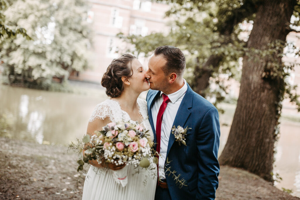 Standesamtliche Hochzeit im Schloss Bedburg mit der Bedburger freiwilligen Feuerwehr und den roten Husaren