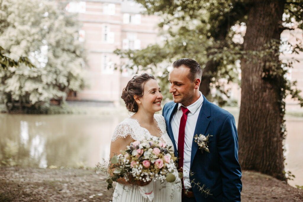 Standesamtliche Hochzeit im Schloss Bedburg mit der Bedburger freiwilligen Feuerwehr und den roten Husaren
