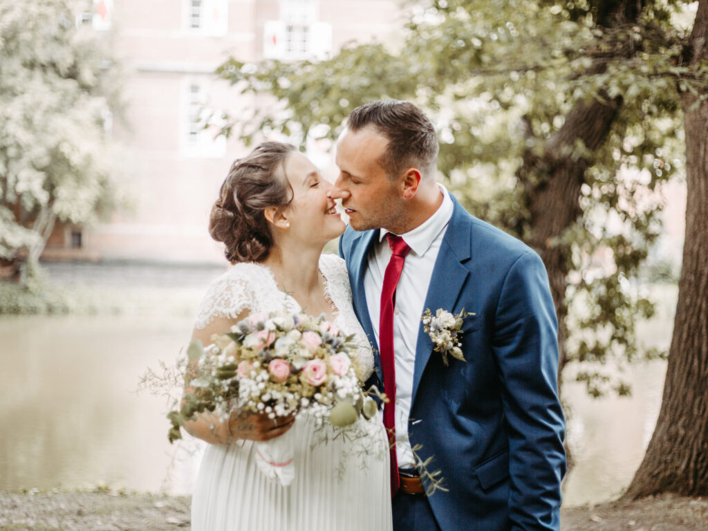 Standesamtliche Hochzeit im Schloss Bedburg mit der Bedburger freiwilligen Feuerwehr und den roten Husaren