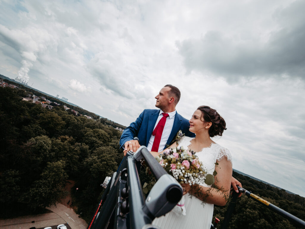Standesamtliche Hochzeit im Schloss Bedburg mit der Bedburger freiwilligen Feuerwehr und den roten Husaren