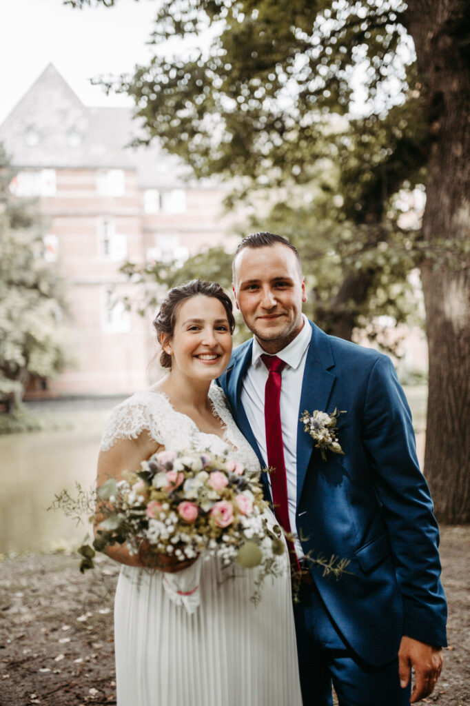 Standesamtliche Hochzeit im Schloss Bedburg mit der Bedburger freiwilligen Feuerwehr und den roten Husaren