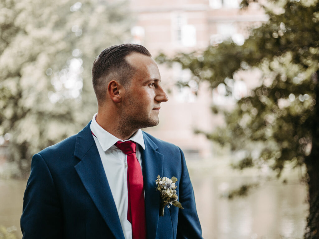 Standesamtliche Hochzeit im Schloss Bedburg mit der Bedburger freiwilligen Feuerwehr und den roten Husaren