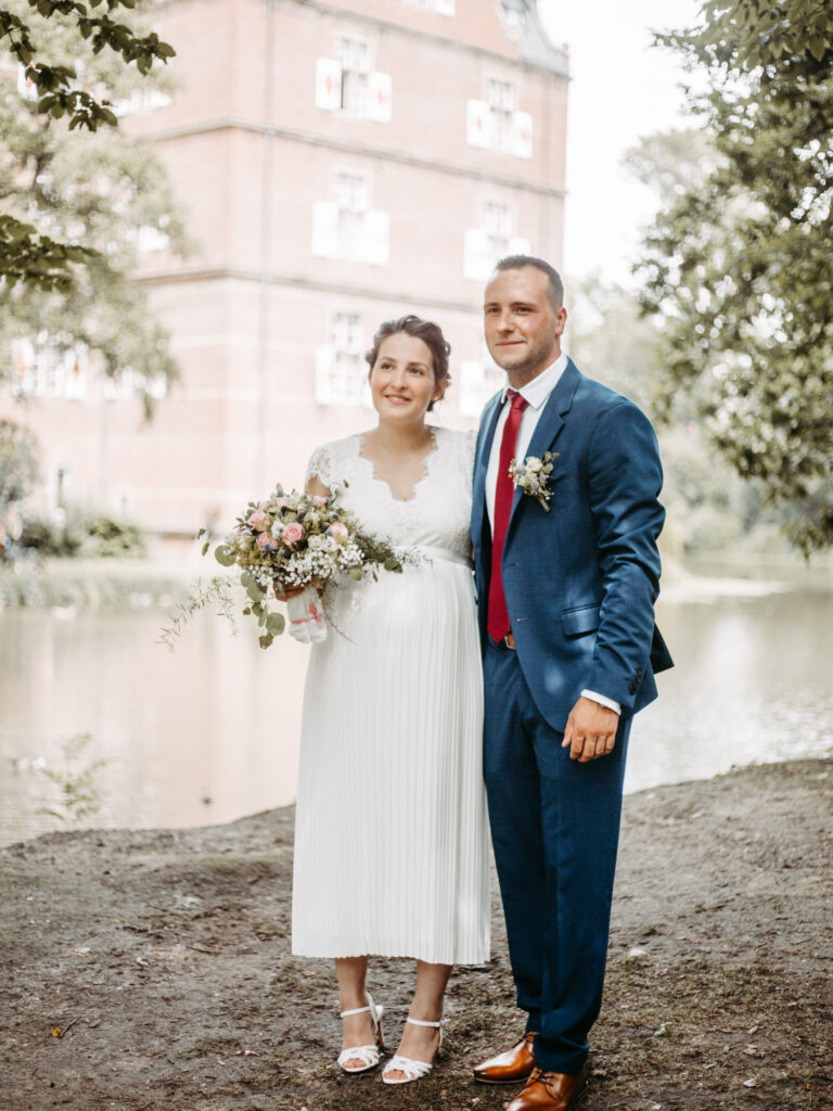 Standesamtliche Hochzeit im Schloss Bedburg mit der Bedburger freiwilligen Feuerwehr und den roten Husaren