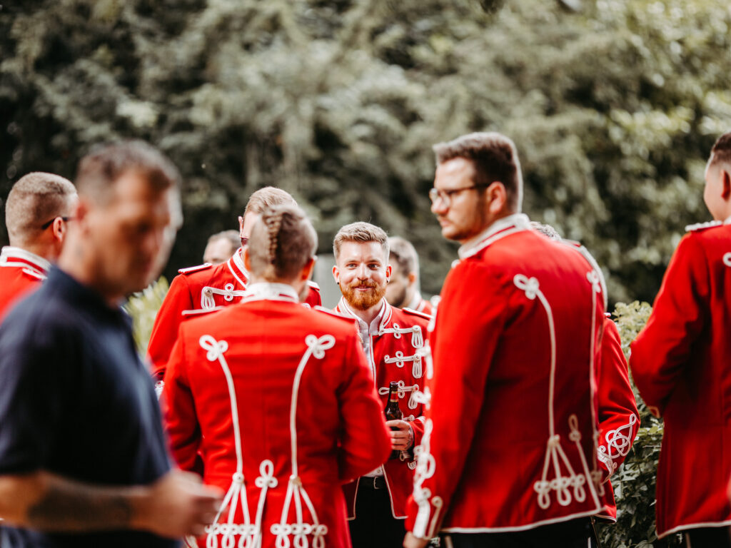 Standesamtliche Hochzeit im Schloss Bedburg mit der Bedburger freiwilligen Feuerwehr und den roten Husaren