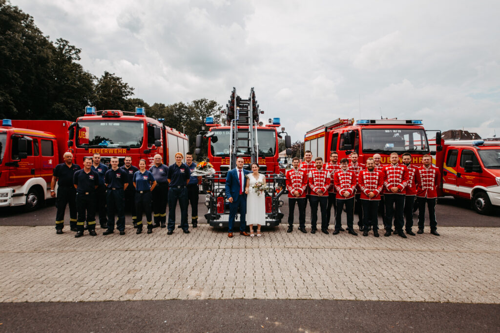Standesamtliche Hochzeit im Schloss Bedburg mit der Bedburger freiwilligen Feuerwehr und den roten Husaren