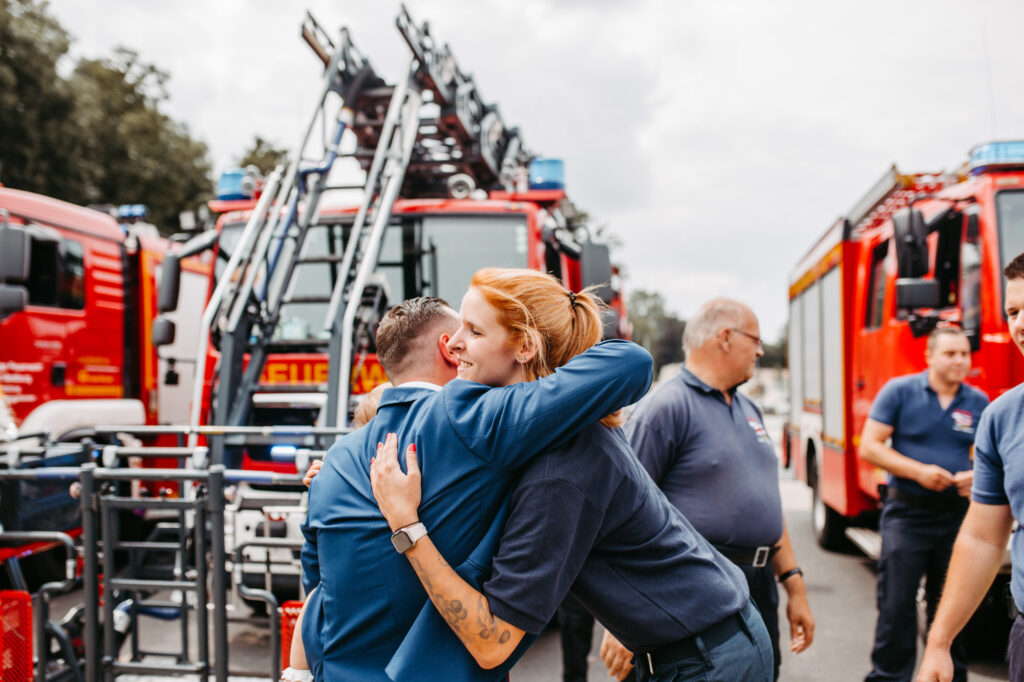 Standesamtliche Hochzeit im Schloss Bedburg mit der Bedburger freiwilligen Feuerwehr und den roten Husaren